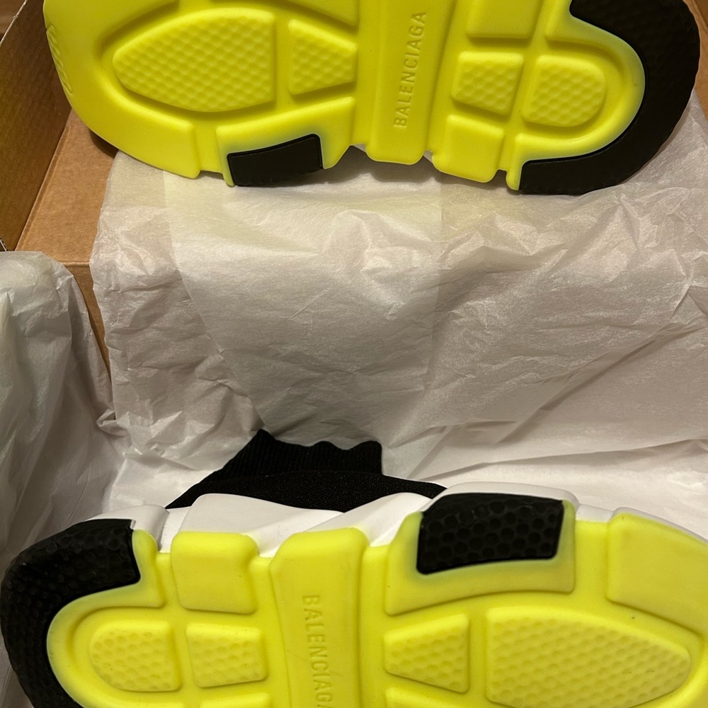 Balenciaga Women’s Knit Sneakers! - Picture 2 of 9